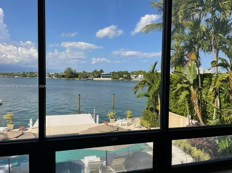 279 N Hibiscus Dr, Miami Beach, FL 33139