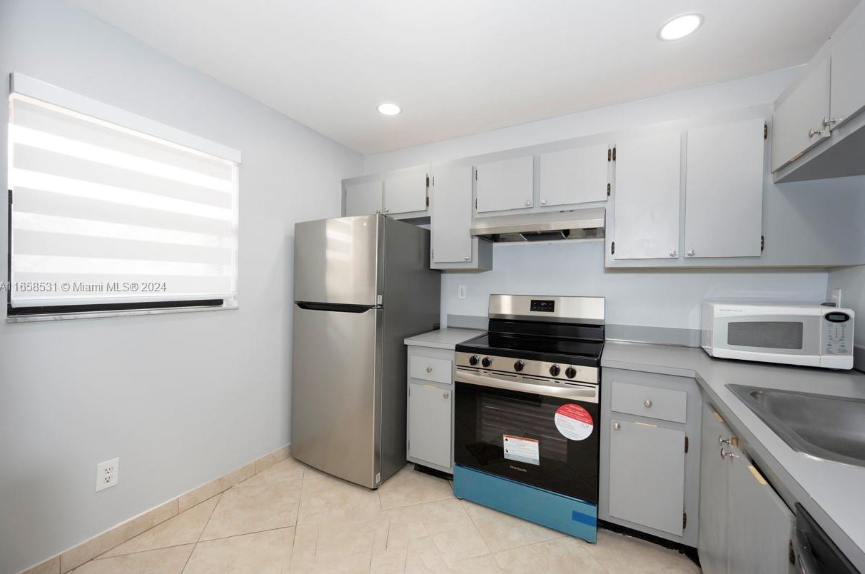 10537 Nw 11th St #202, Hollywood, FL