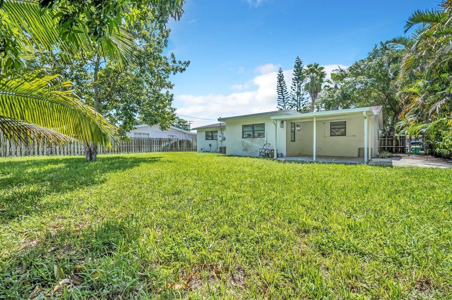 685 172nd St, Miami, FL 33162-2035