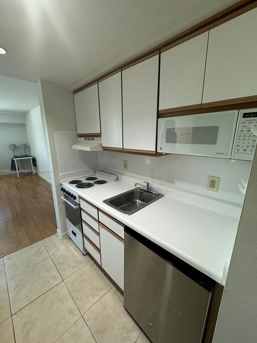 5721 72nd St, Miami, FL 33143-2941