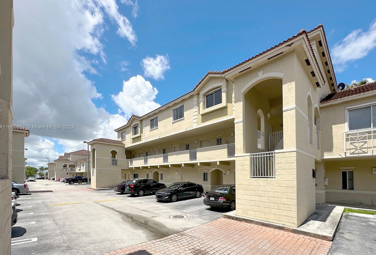 7991 8th St, Miami, FL 33126-2805