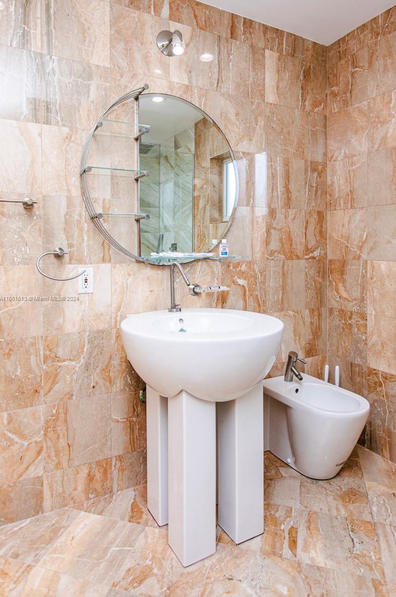 1045 Hollywood Blvd, Hollywood FL 33019-1515 exterior