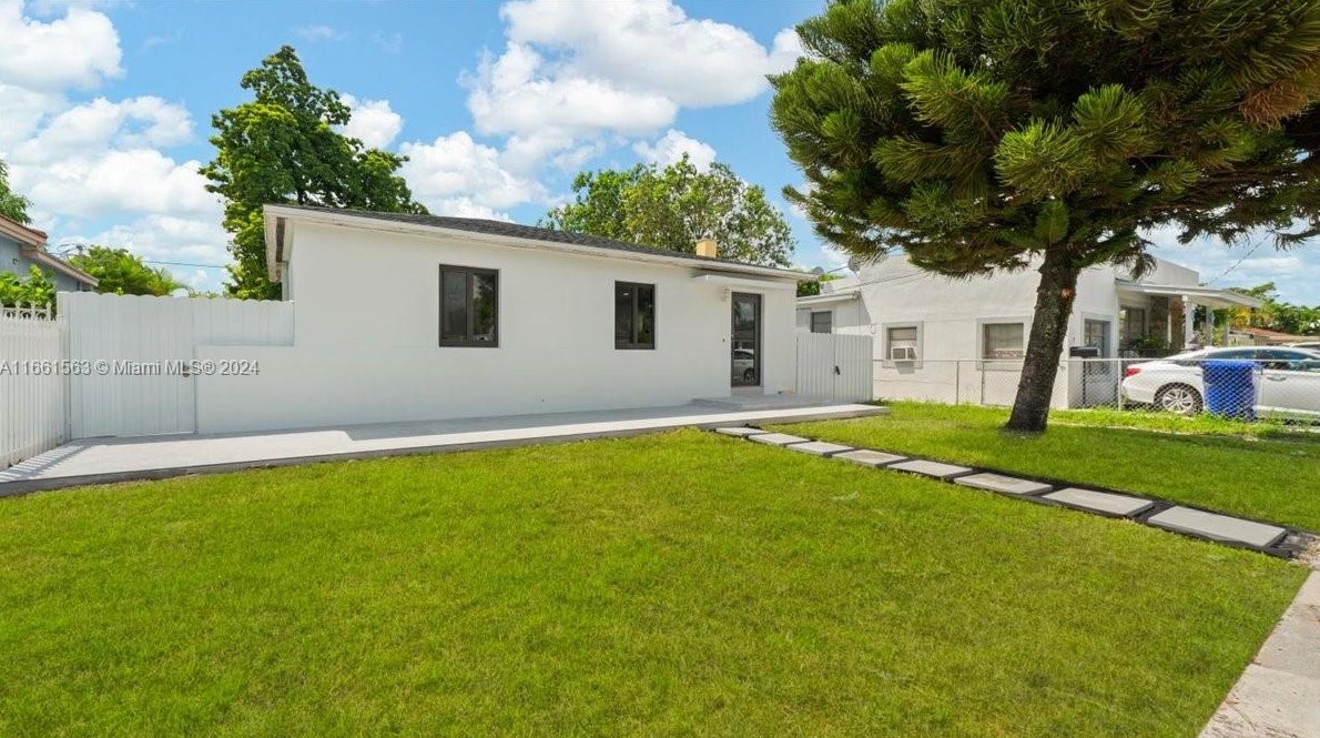 3450 16th St, Miami, FL 33125-1720
