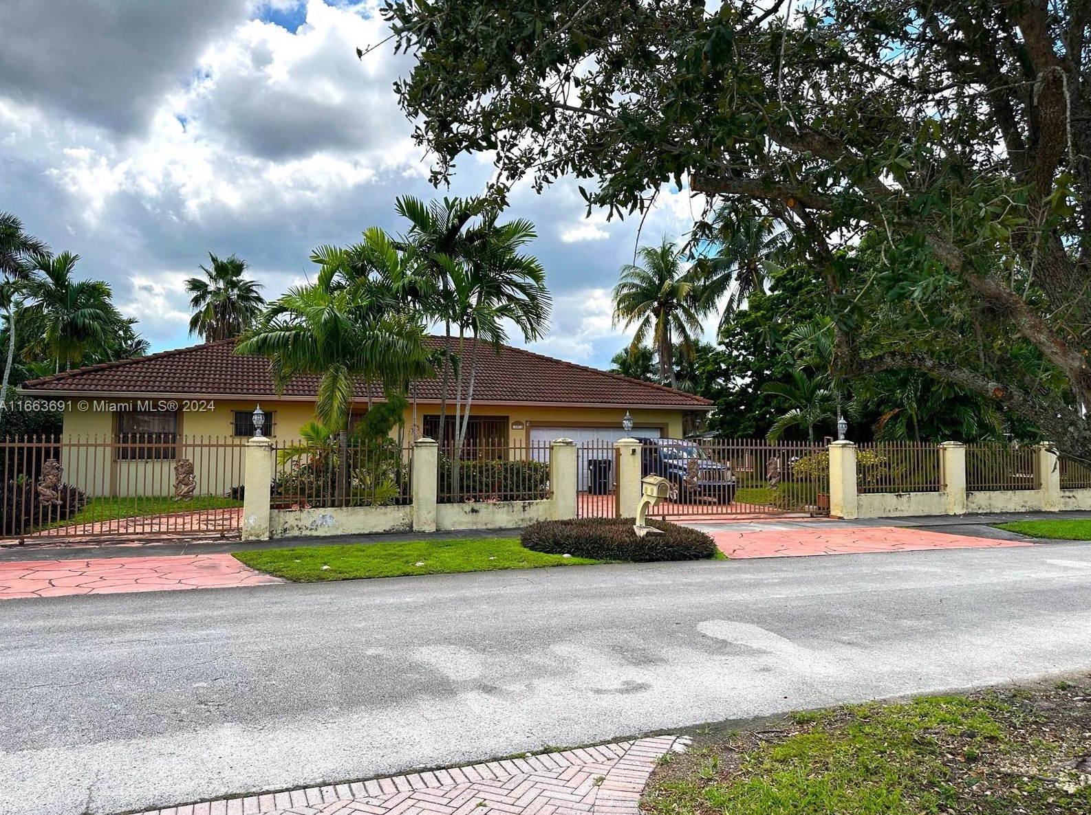 10512 Sw 55th St, Miami, FL 33165