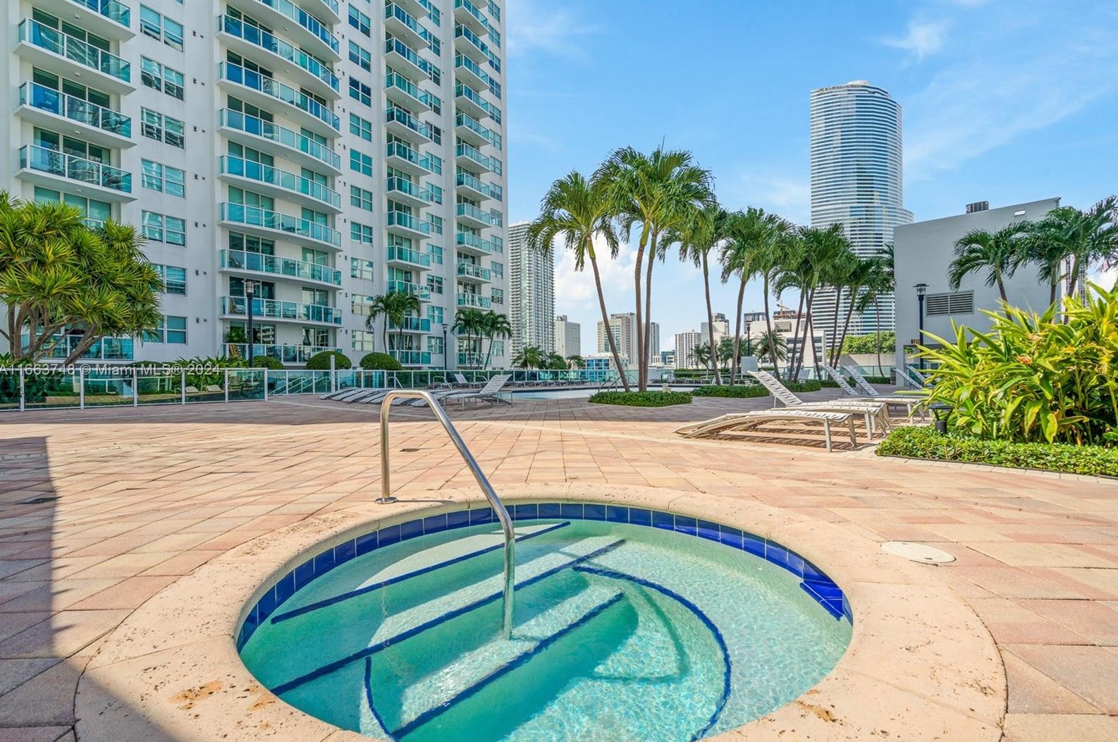 31 5th St, Miami FL 33131-2505 exterior