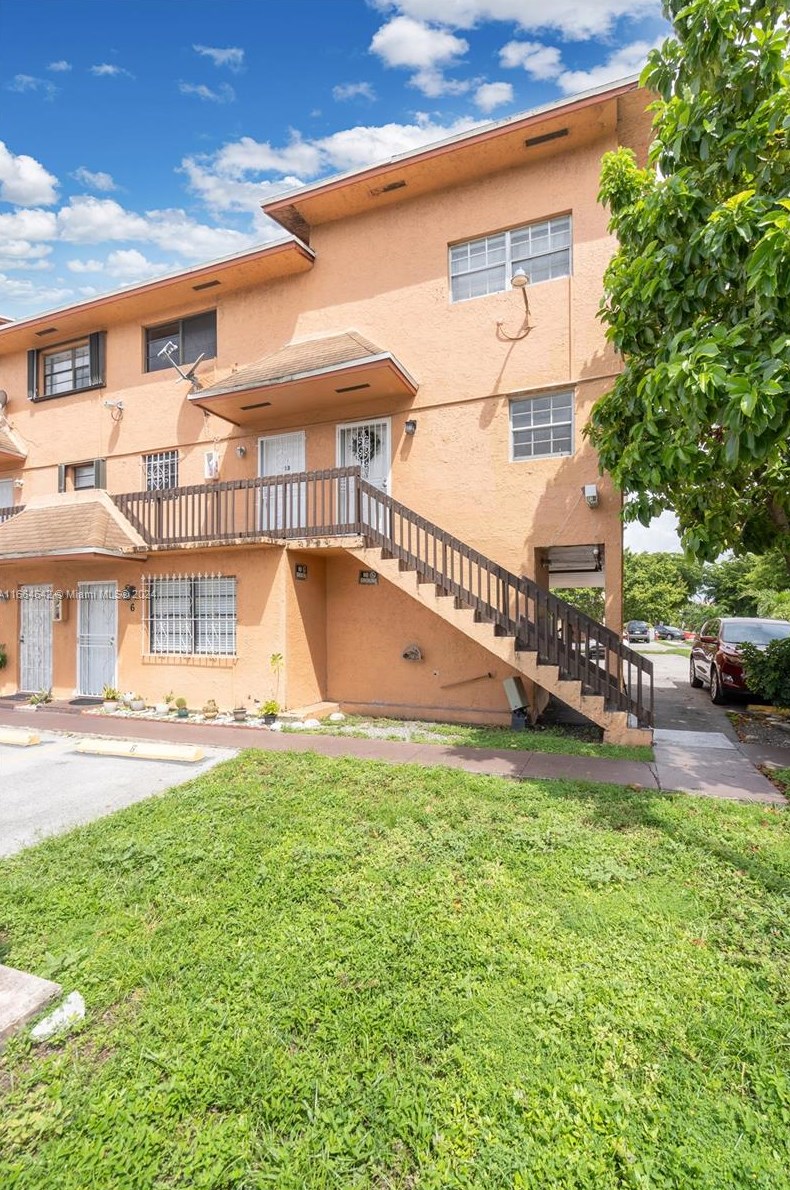 2261 W 53rd St #13, Hialeah, FL 33016