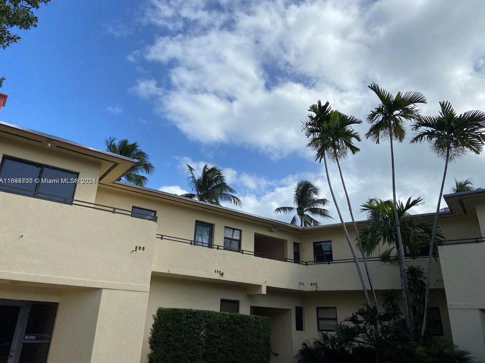 32 Camden Dr Apt 8, Miami, FL 33154