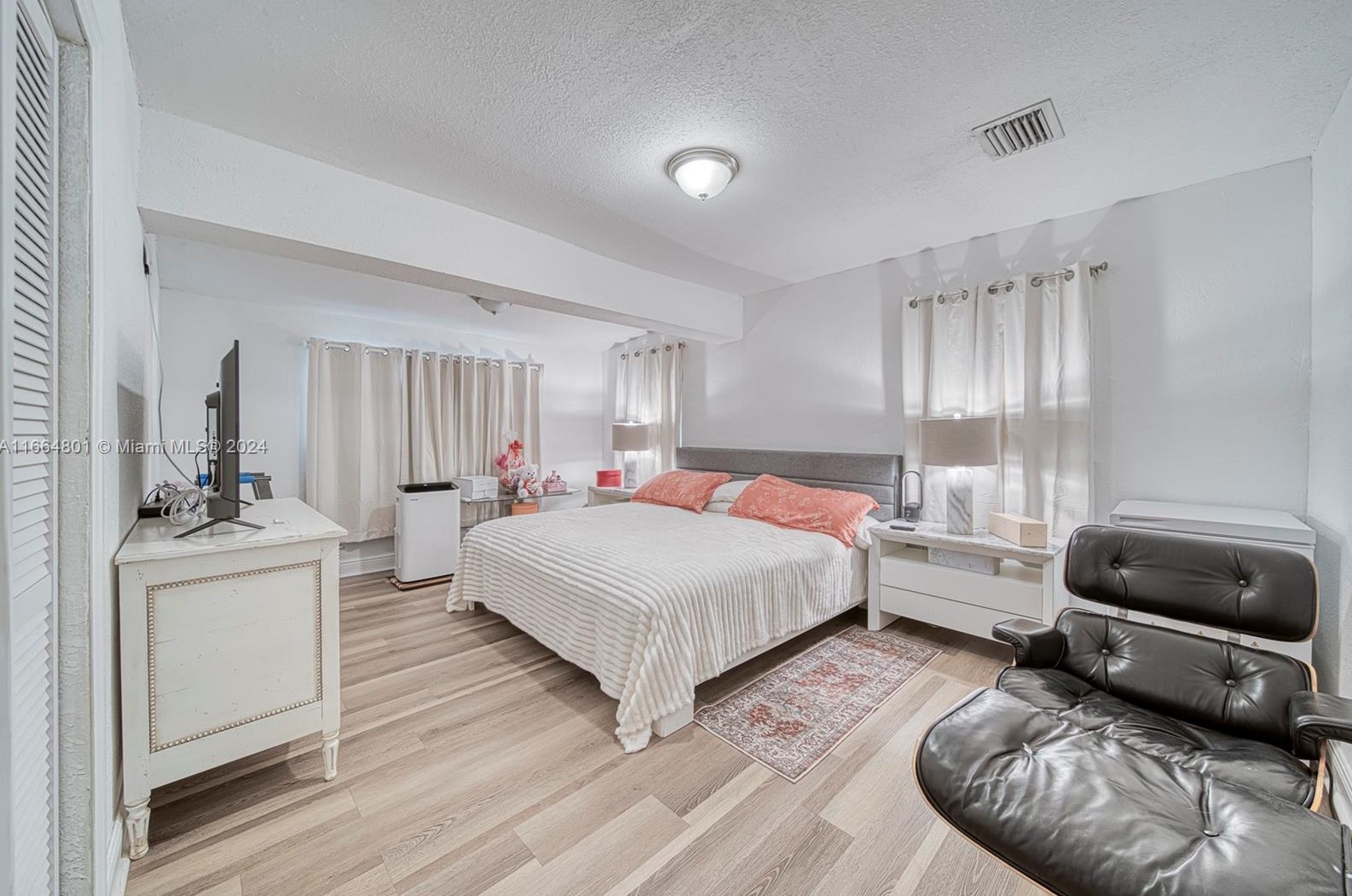 2000 Service Rd, Miami FL 33054-3753 exterior