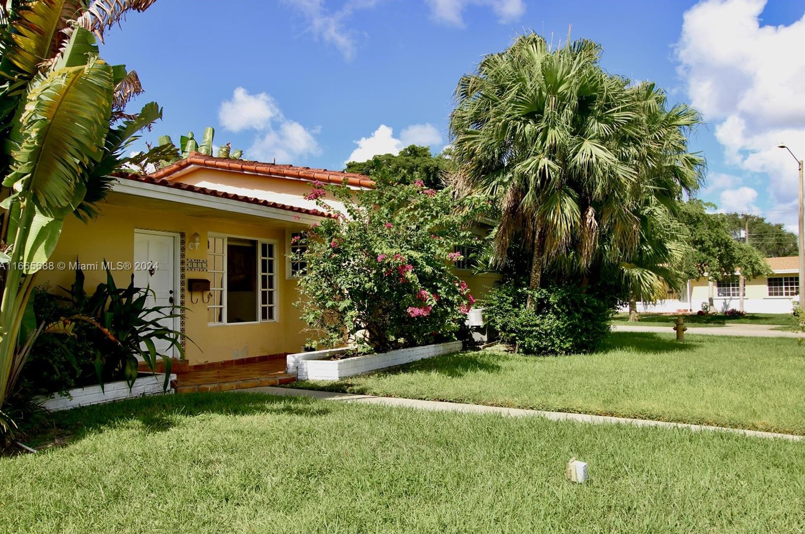 9001 19th St, Miami, FL 33165-8226