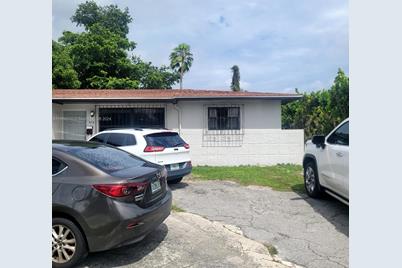 975 NE 135th St, North Miami, FL 33161 - Photo 1