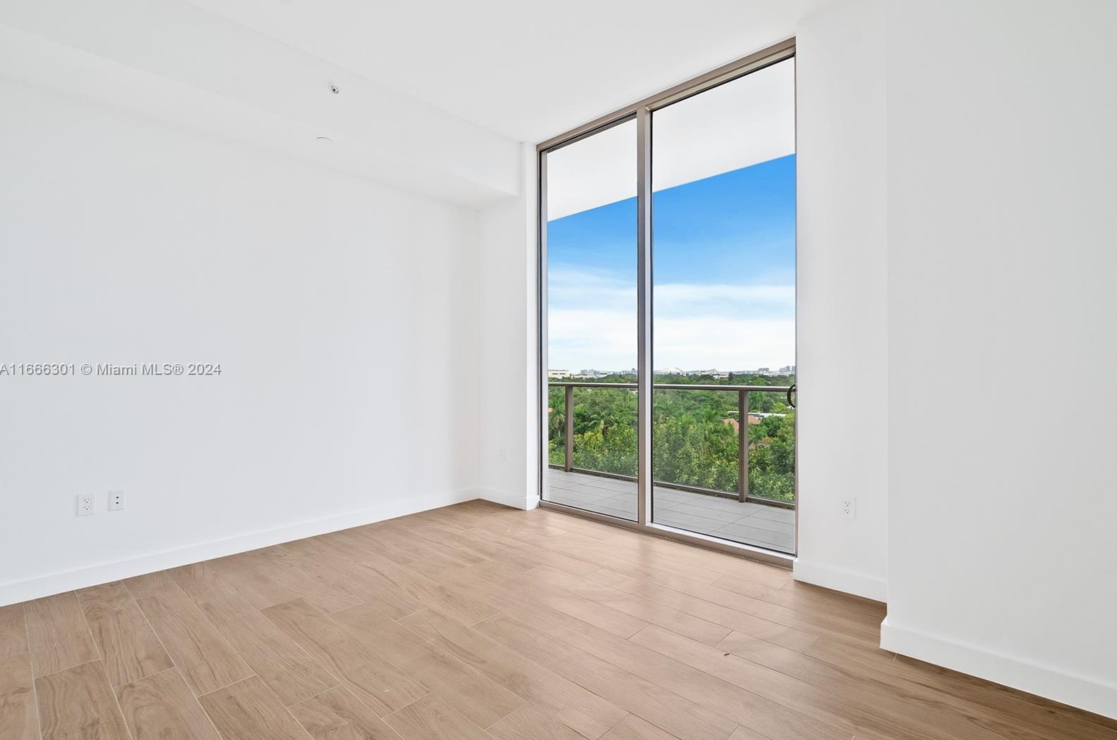 2678 Tigertail Ave, Miami FL 33133-4630 exterior