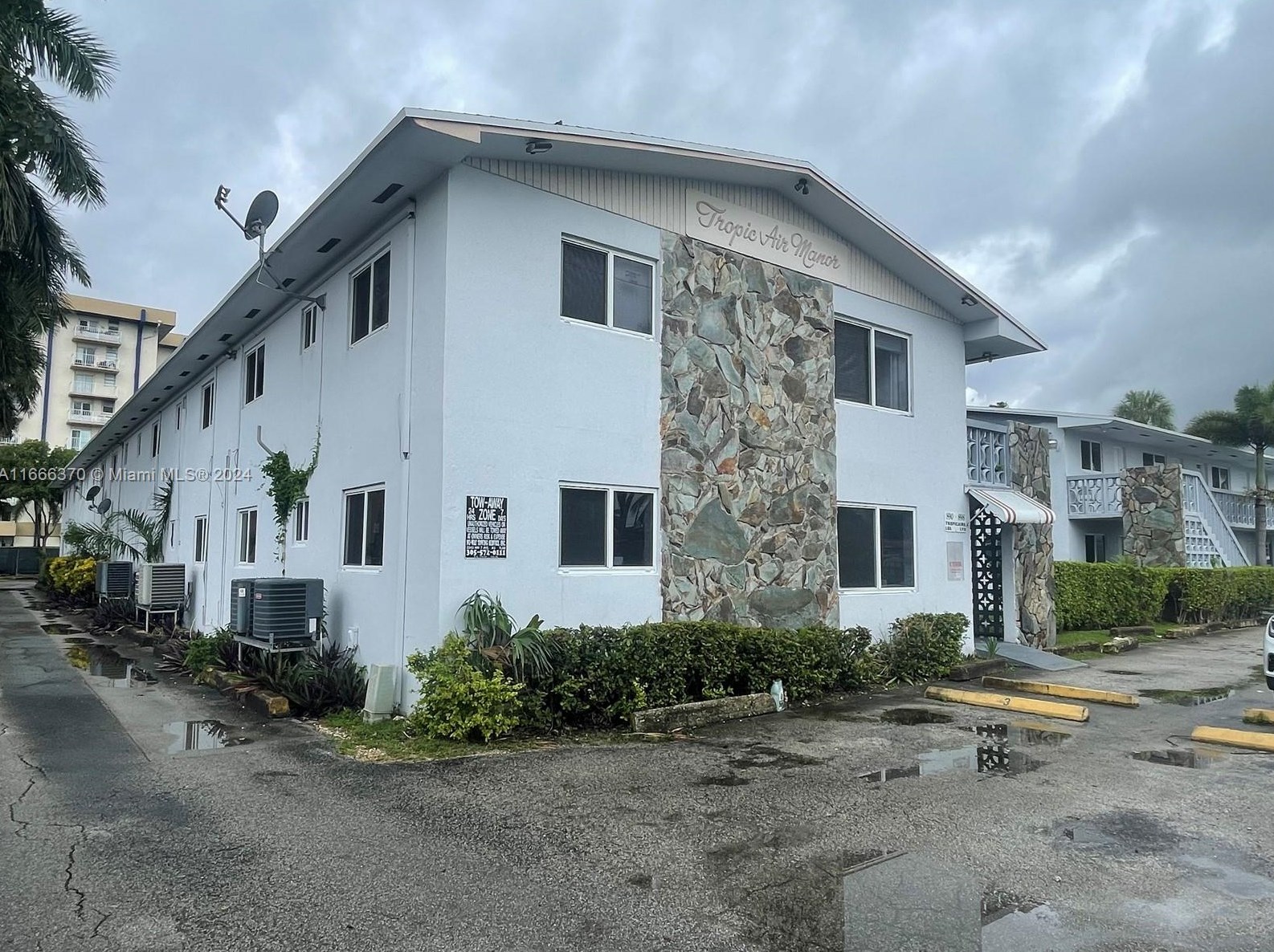 890 45th Ave, Miami FL  33126-2418 exterior