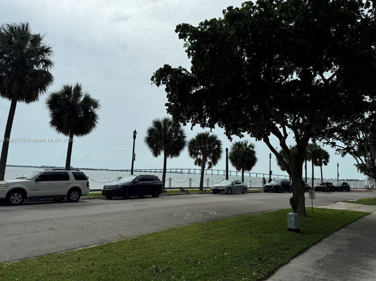 1420 Brickell Bay Dr, Miami FL  33131-3606 exterior