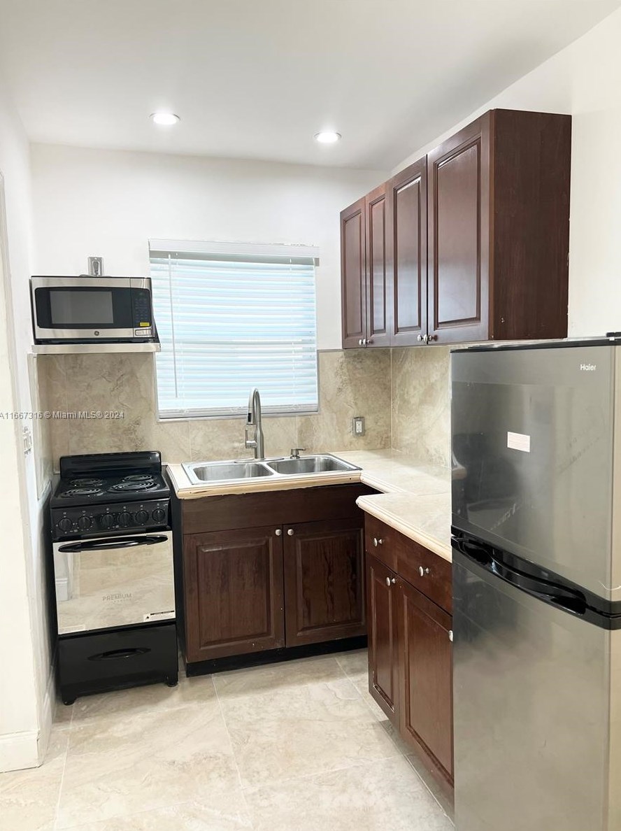 3261 Nw 52nd St #3, Miami, FL 33142