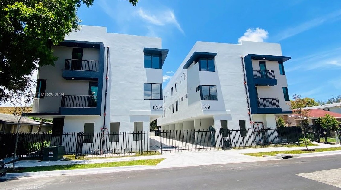 1251 3rd St, Miami, FL 33125-5693
