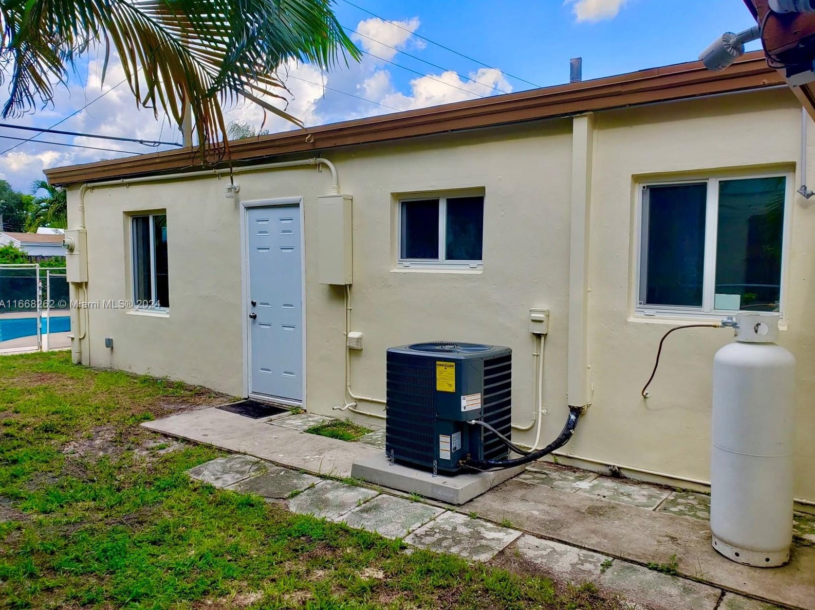 1423 175 St, Miami FL 33162-1356 exterior