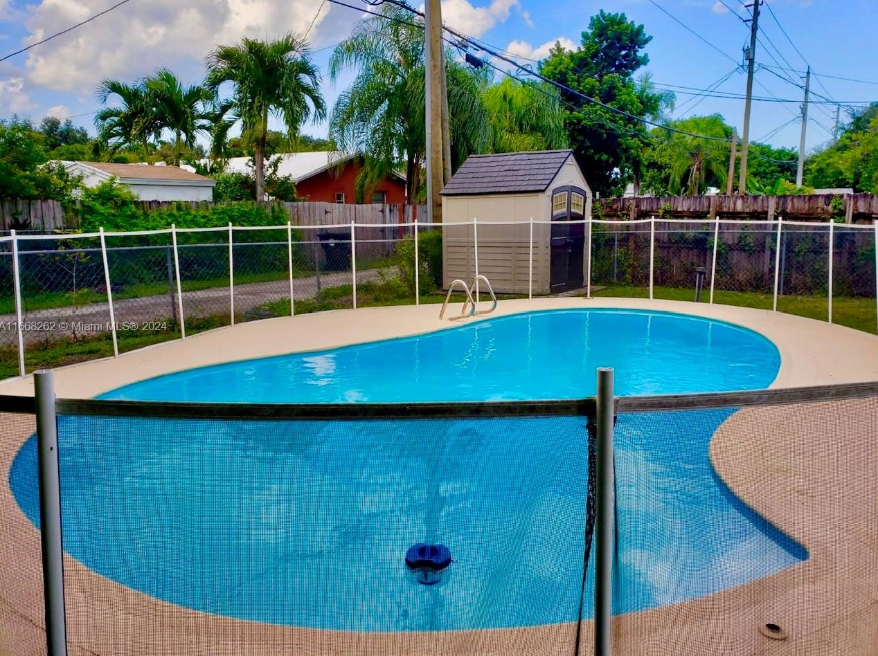 1423 175 St, Miami FL 33162-1356 exterior