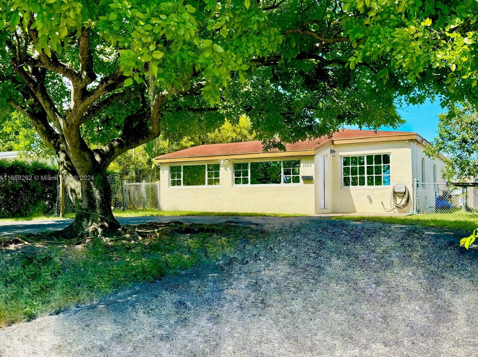1423 175th St, Miami, FL 33162-1356