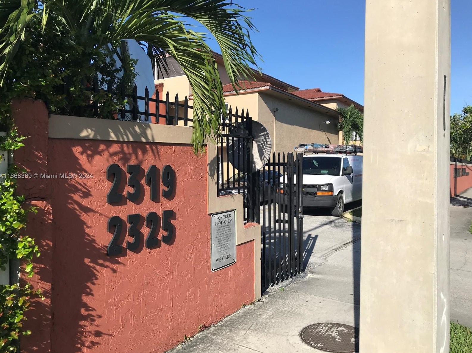 2325 60th St, Hialeah, FL 33016-4421