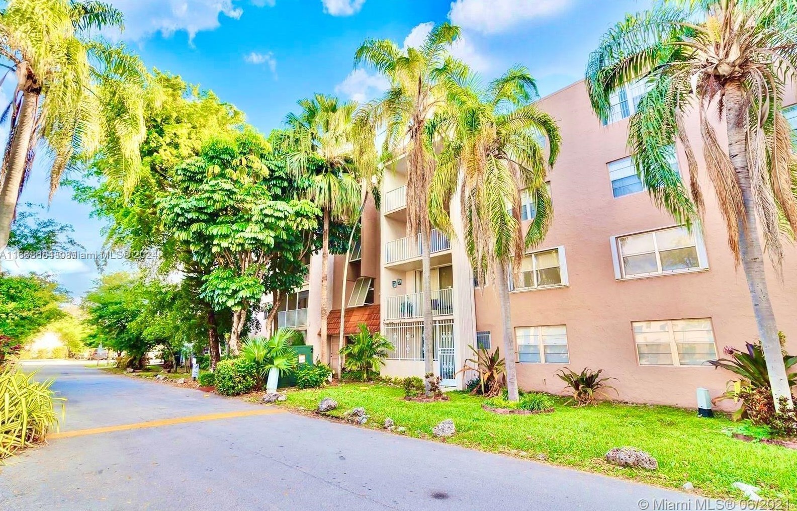 8501 8th St, Miami, FL 33126-3708