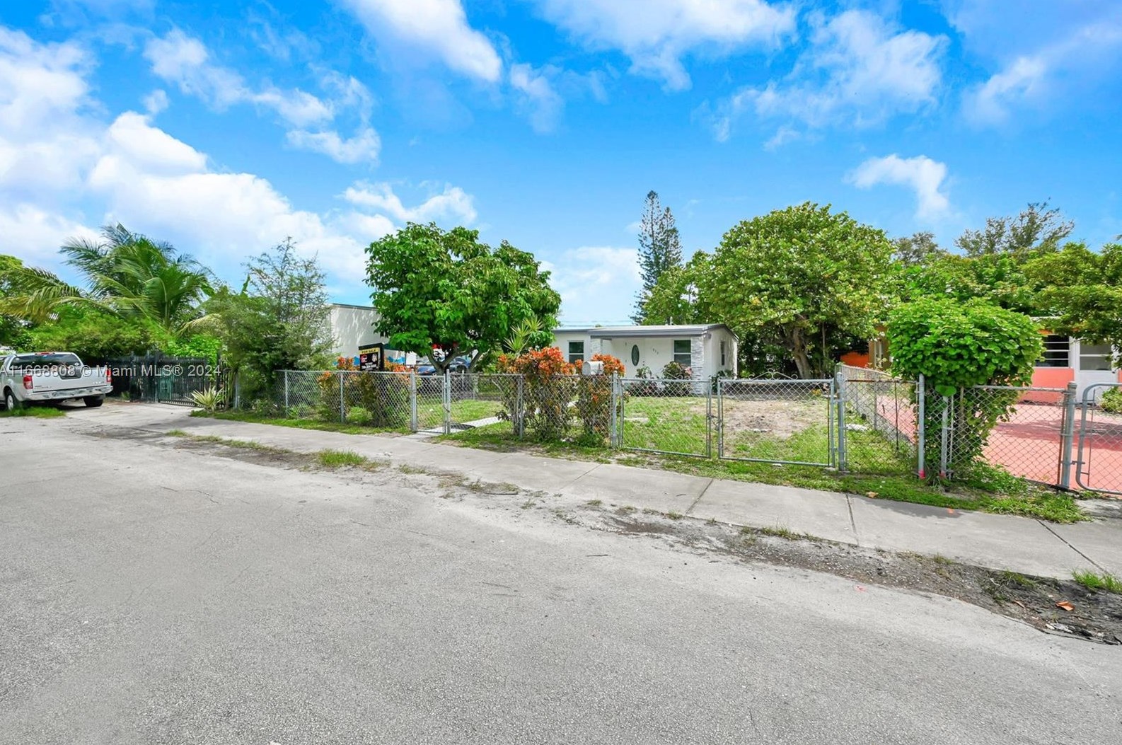 1990 Service Rd, Miami, FL 33054-3752