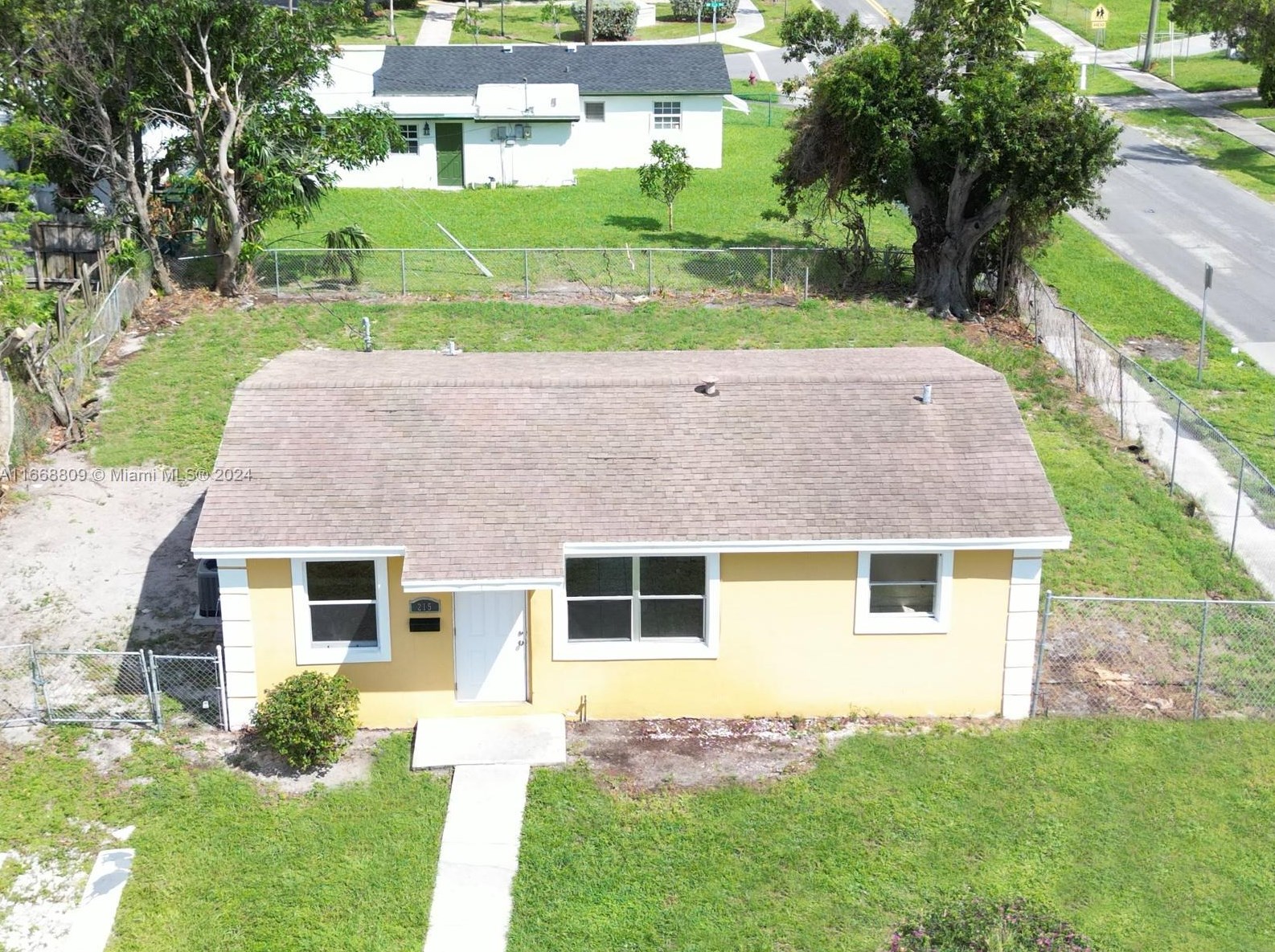 215 11 Ave, Boynton Beach FL 33435-3046 exterior