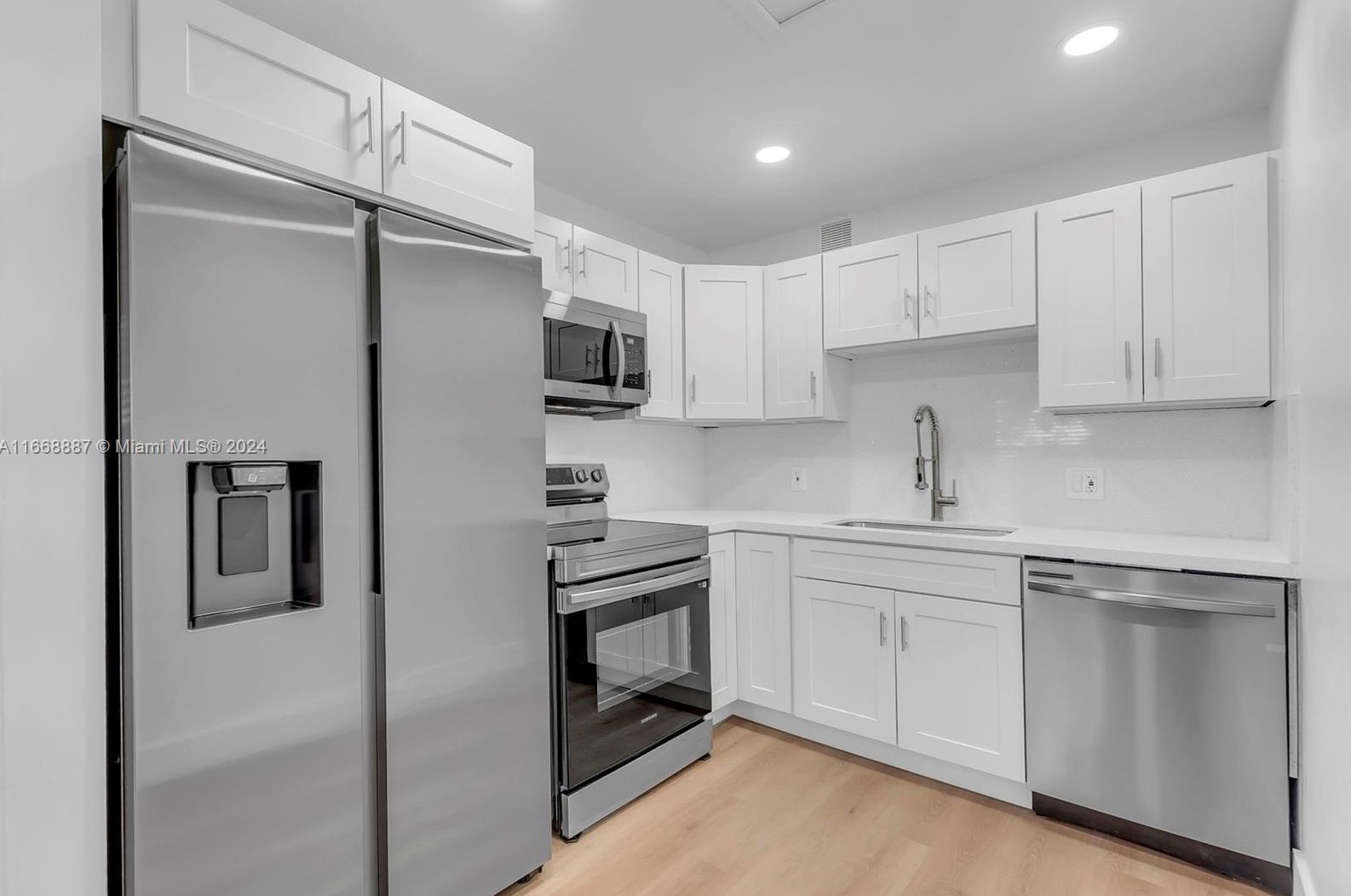 301 135th Ave, Hollywood, FL 33027-1606