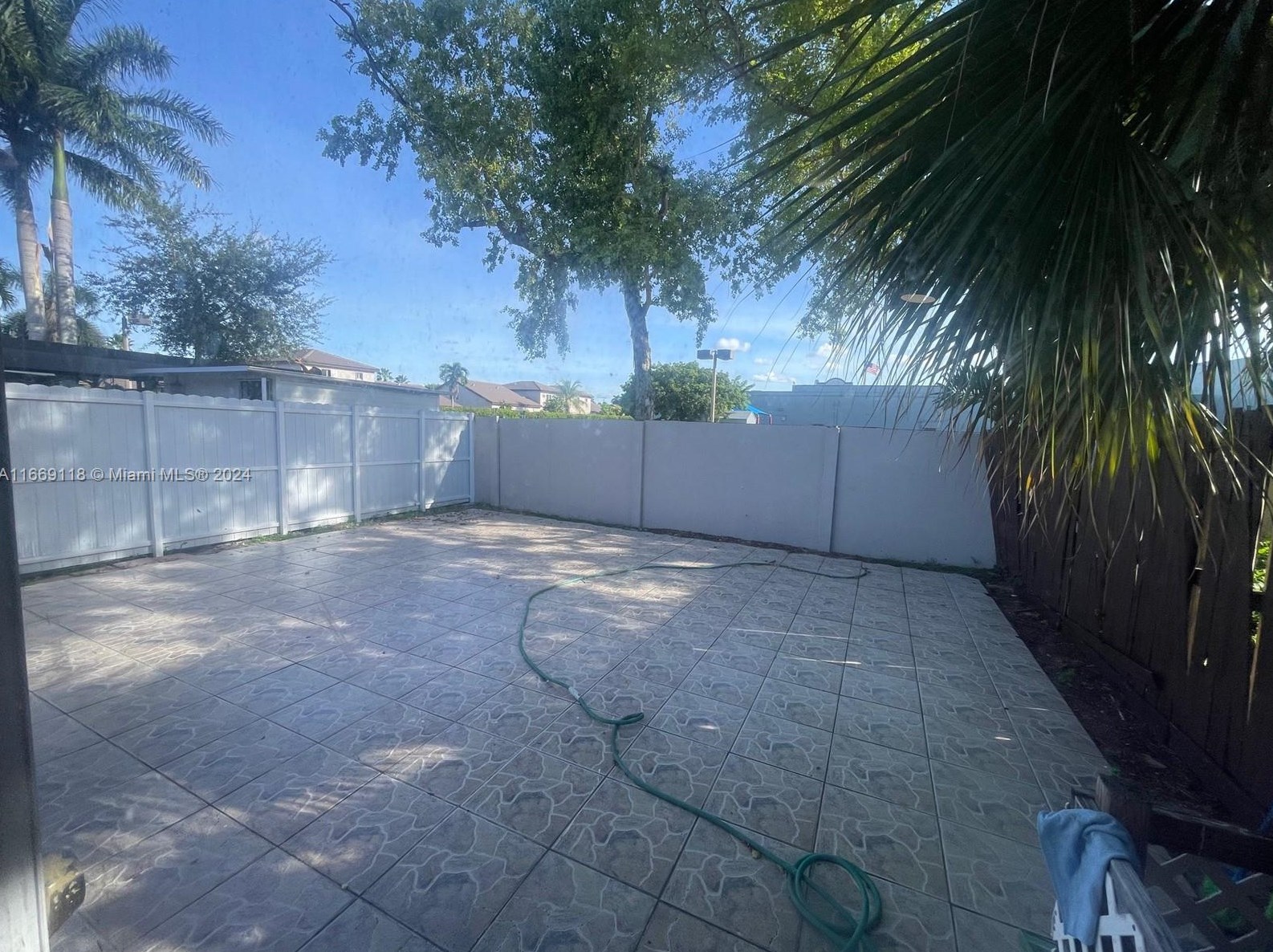 8540 188th Ter, Hialeah FL  33015-7212 exterior