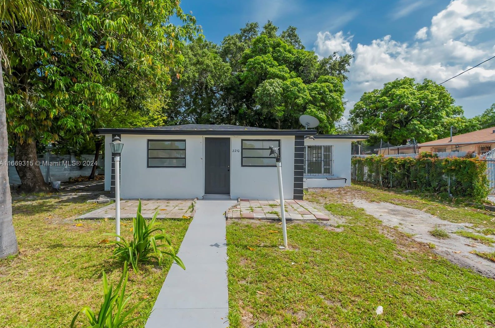 2210 154 St, Miami FL 33157-1131 exterior