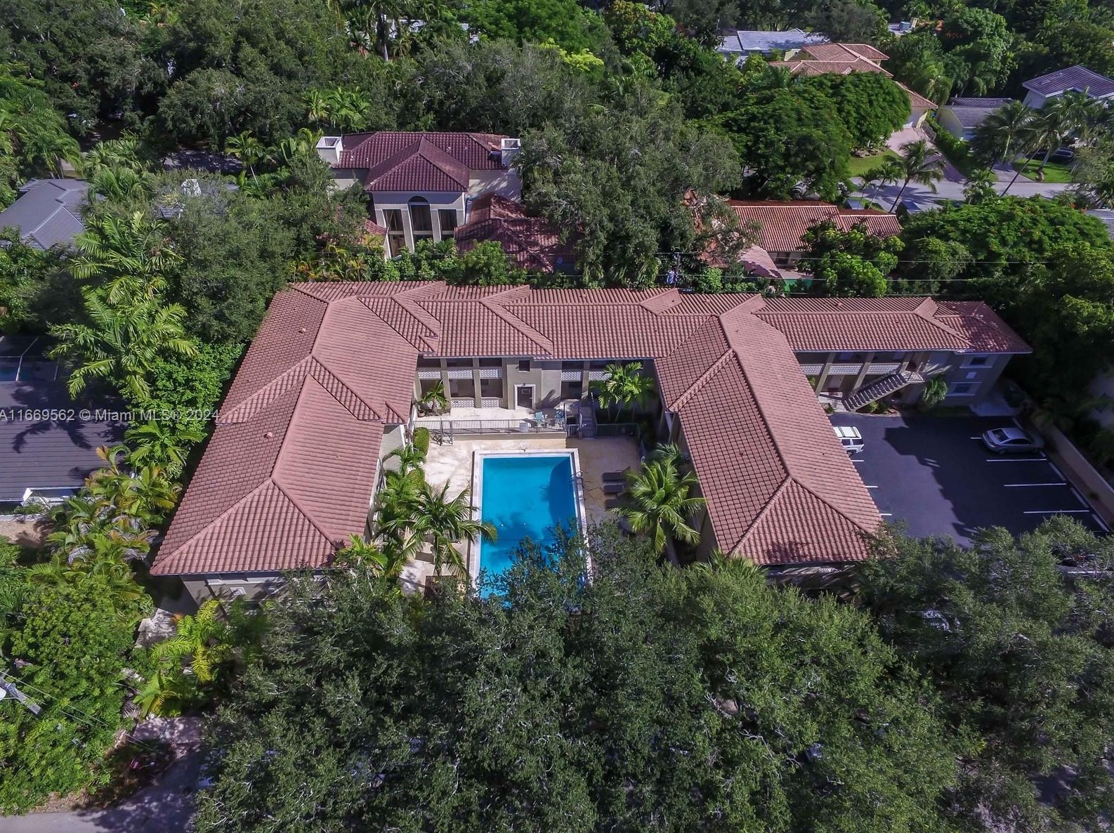 125 Edgewater Dr, Miami, FL 33133-6951