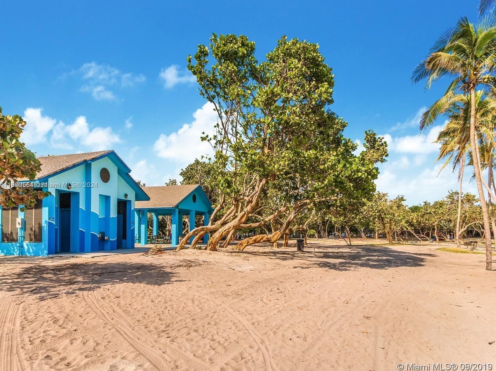 7711 Dickens Ave, Miami Beach FL  33141-2009 exterior