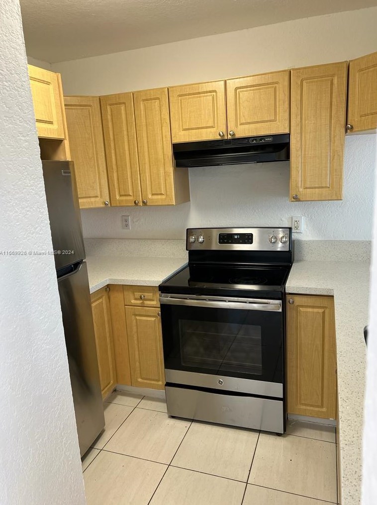 1095 W 77th St Apt 307, Hialeah, FL 33014