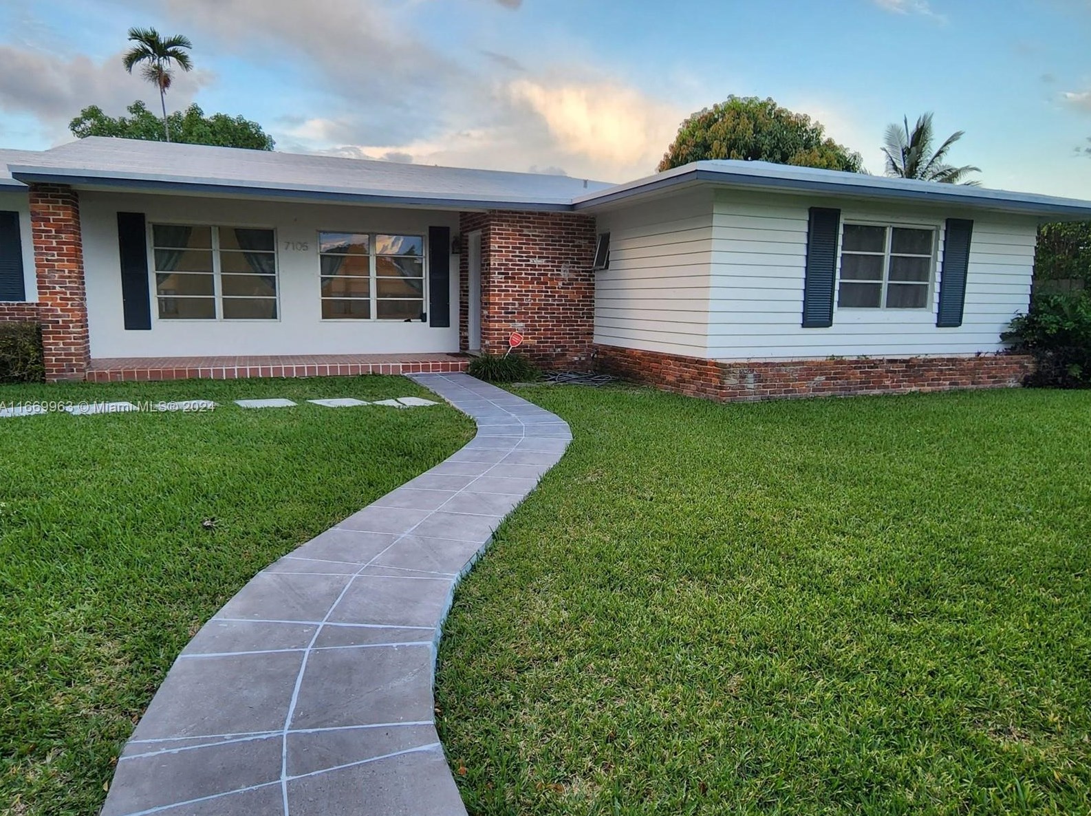 7105 84th Ave, Miami, FL 33143-2406