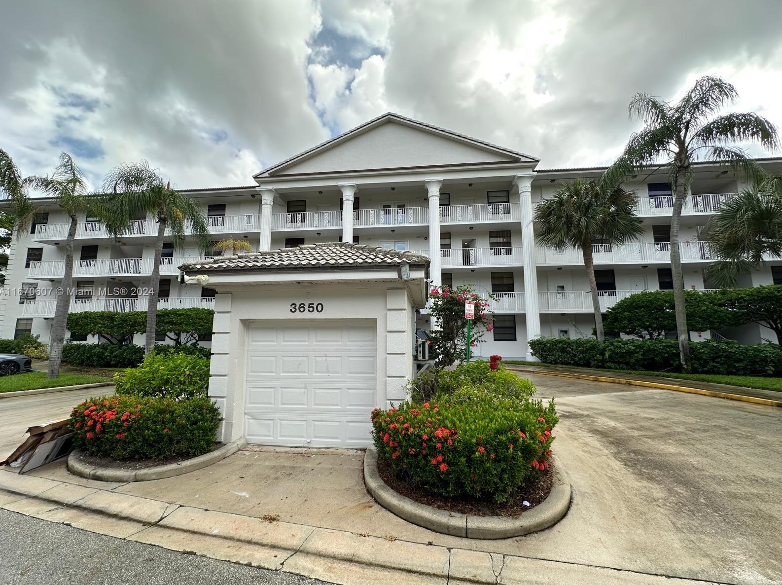 3650 Whitehall Dr #304, West Palm Beach, FL 33401
