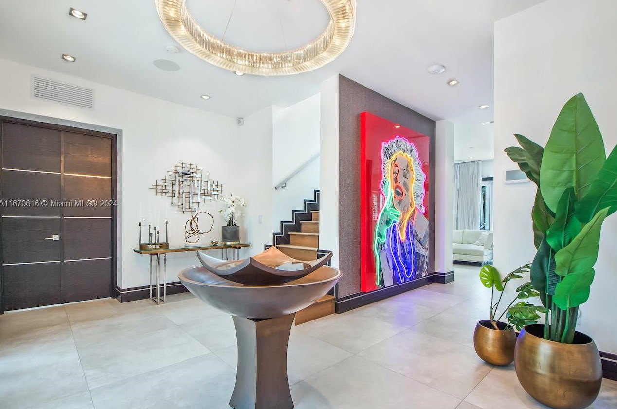 2382 Alton Rd, Miami Beach FL  33139-3809 exterior