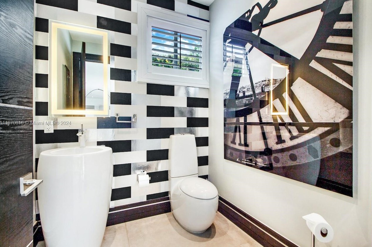 2382 Alton Rd, Miami Beach FL  33139-3809 exterior