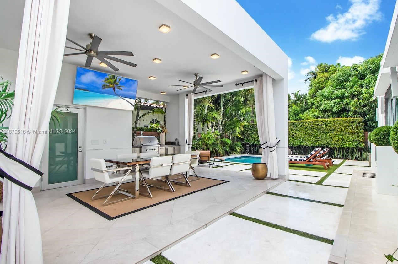 2382 Alton Rd, Miami Beach FL  33139-3809 exterior