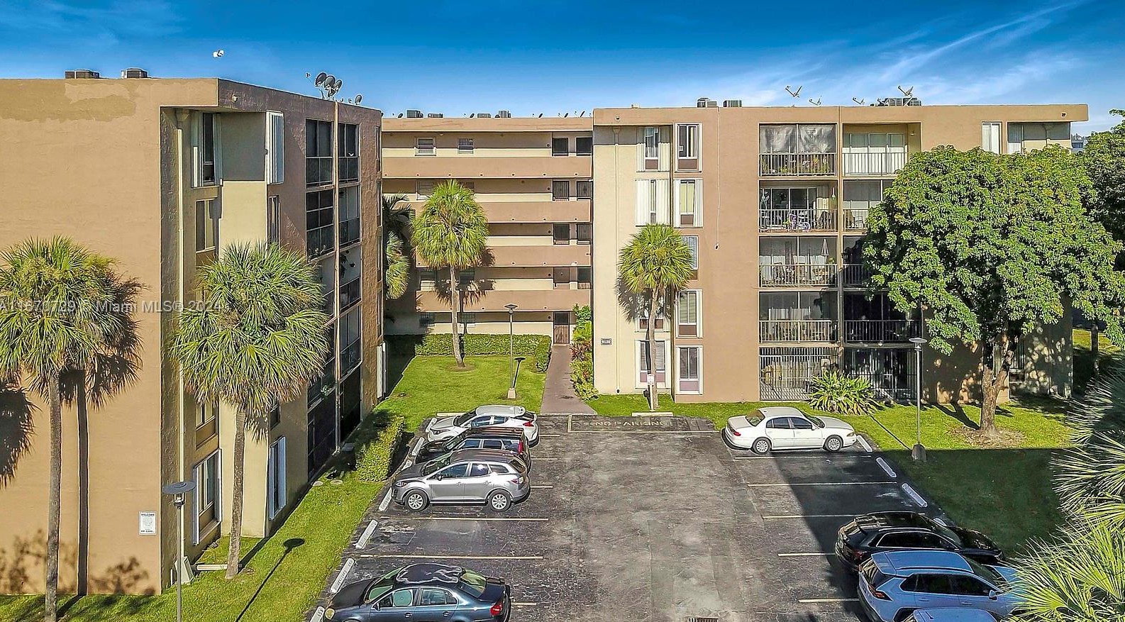 9120 Fontainebleau Blvd, Miami, FL 33172-4378