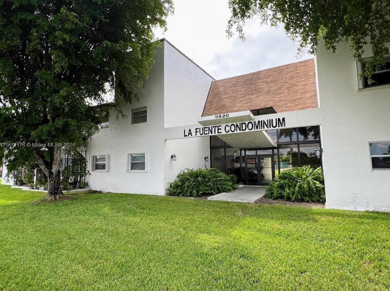9520 8th St, Miami, FL 33174-3073
