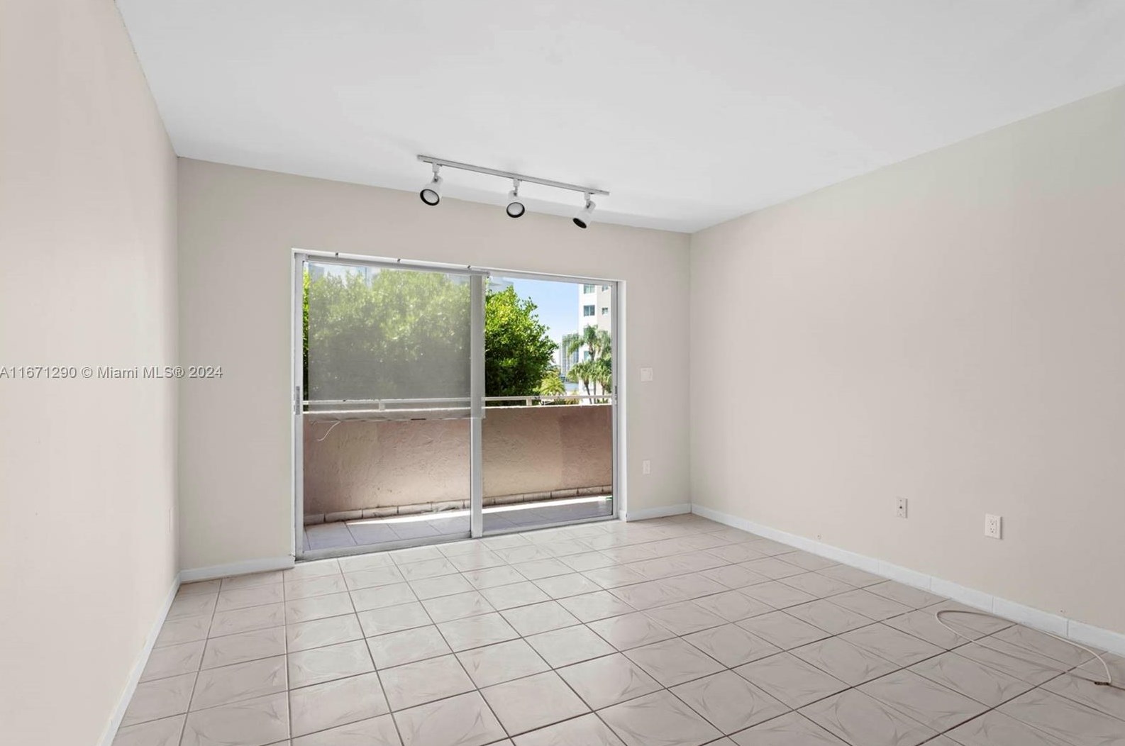 18001 Bay Rd, Miami, FL 33160-4515
