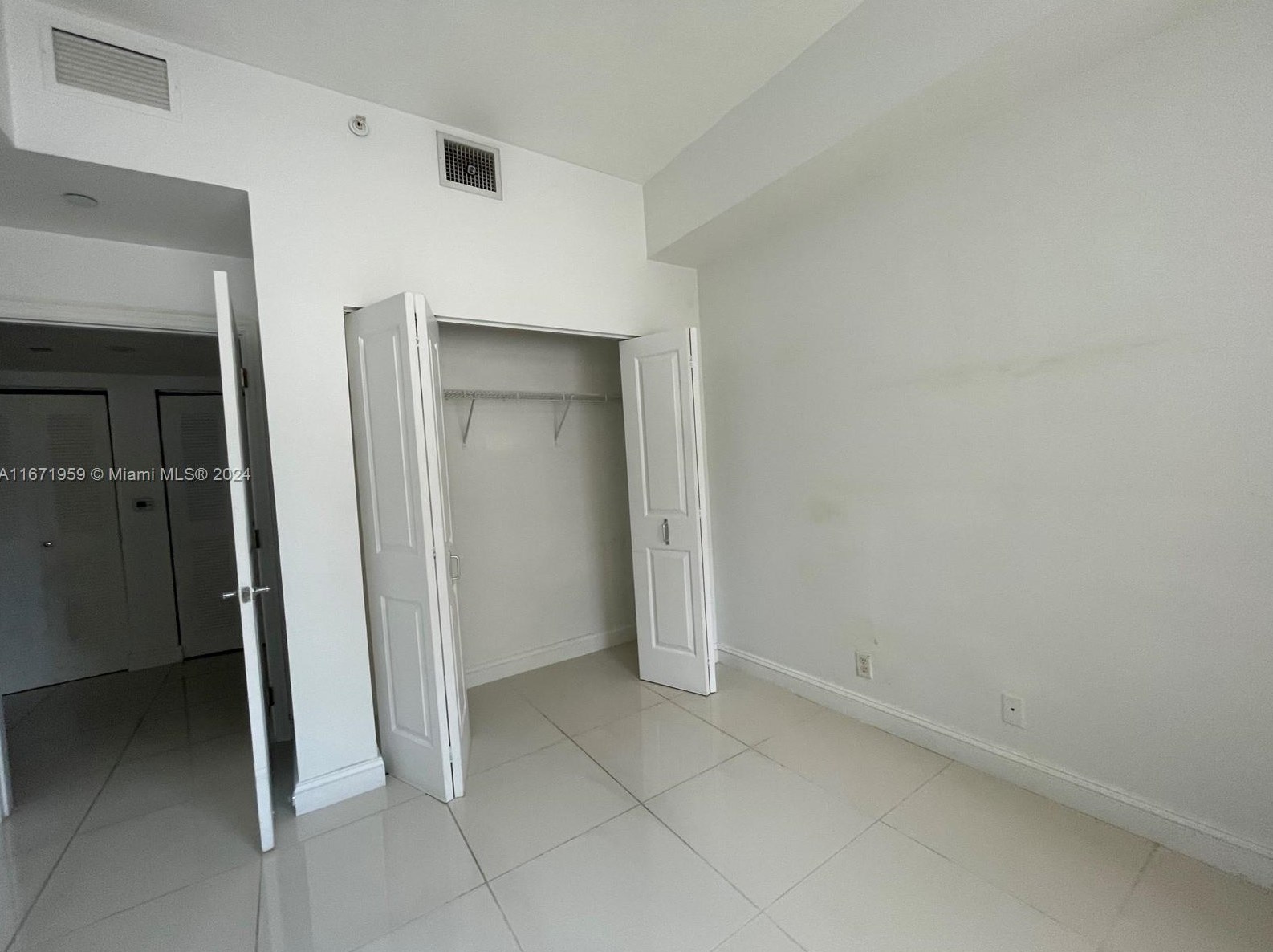 111 Flagler St, Miami FL  33131-1111 exterior