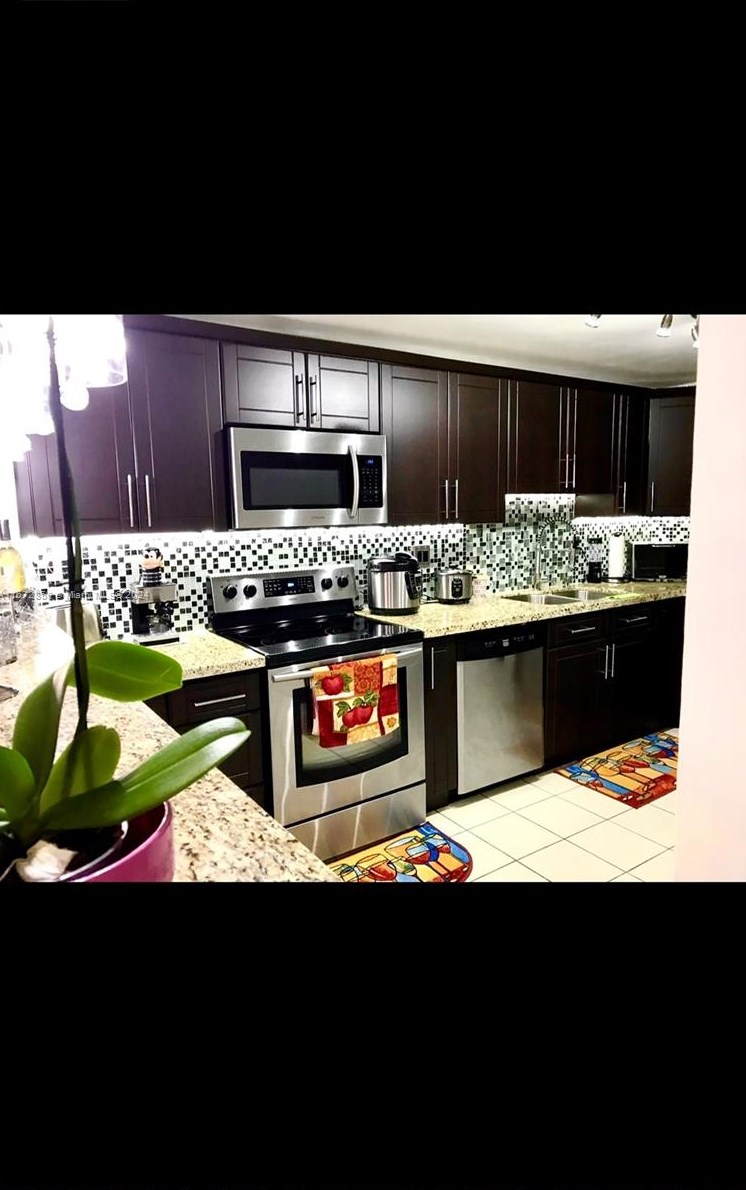9403 76th St, Miami, FL 33173-3371