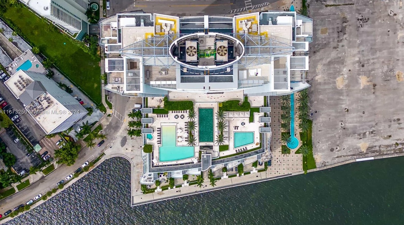 1331 Brickell Bay Dr, Miami FL  33131-3690 exterior