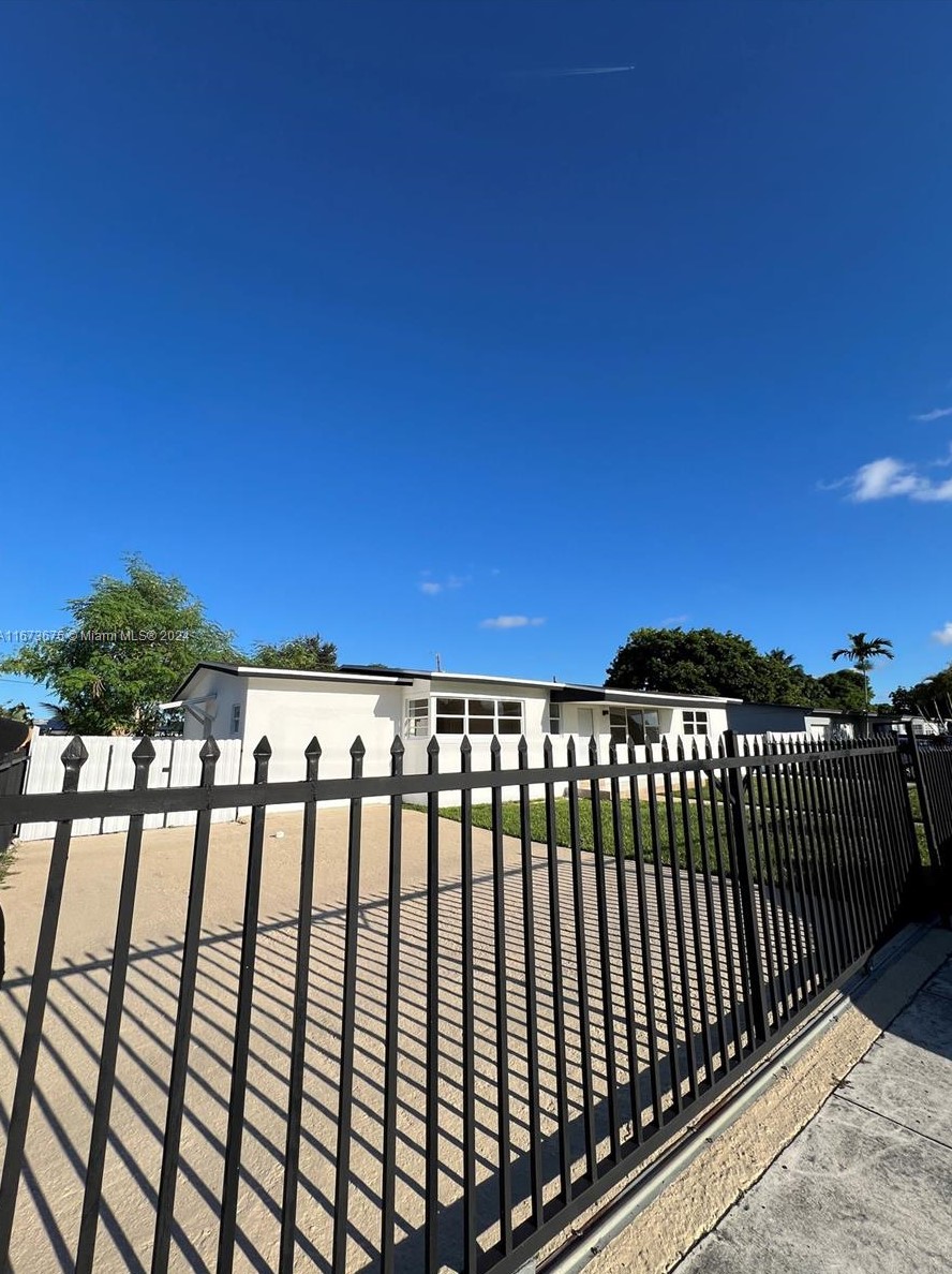 19611 7th Ave, Miami, FL 33169-3219