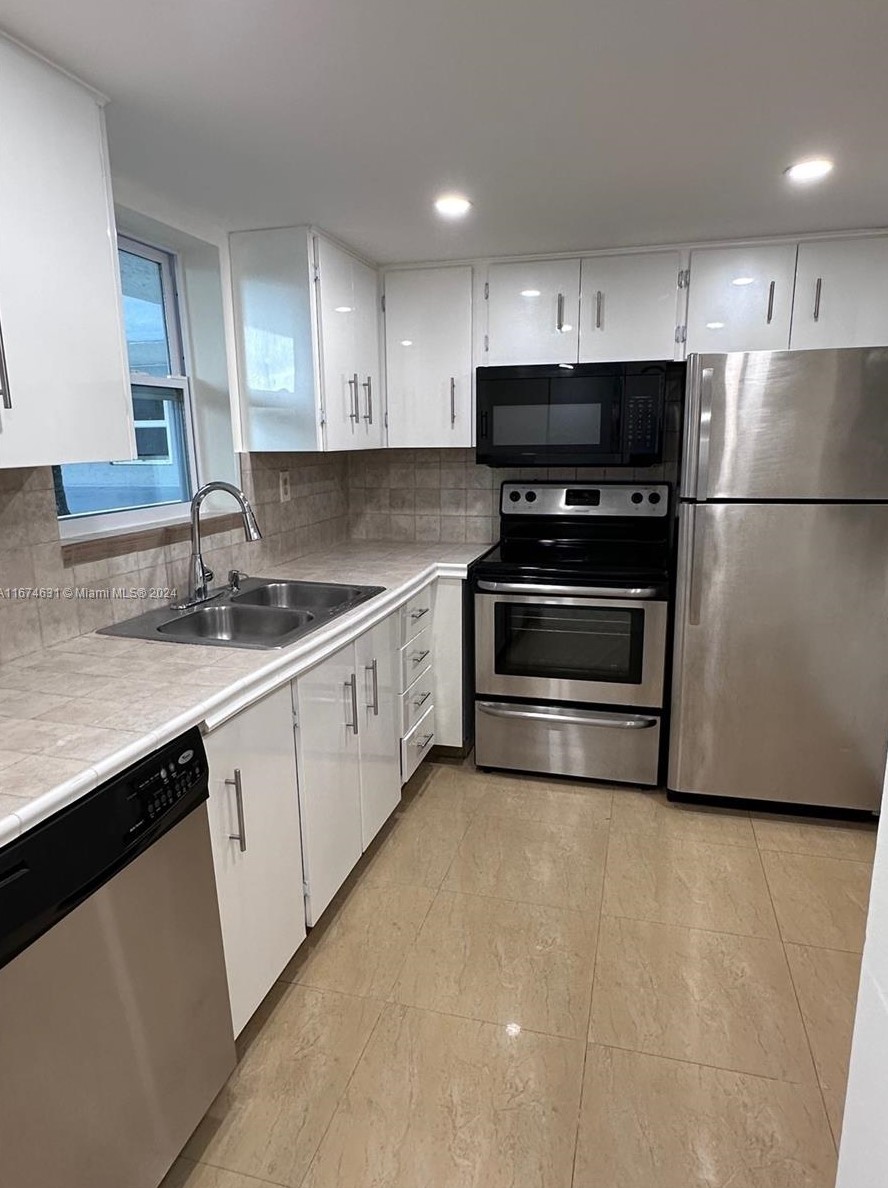 9355 Fontainebleau Blvd, Miami, FL 33172-4267