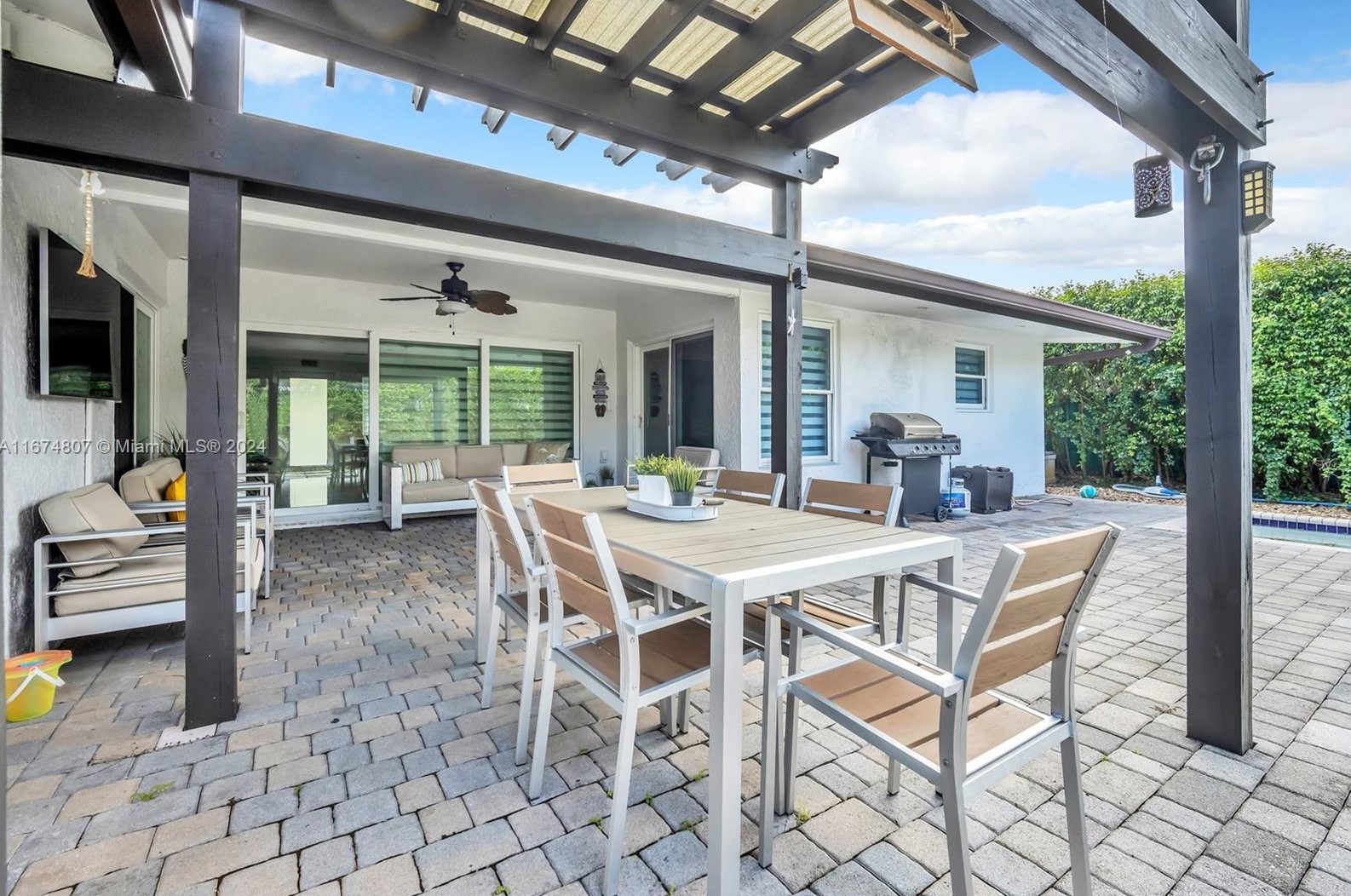 800 91 Ave, Hollywood FL  33024-6436 exterior