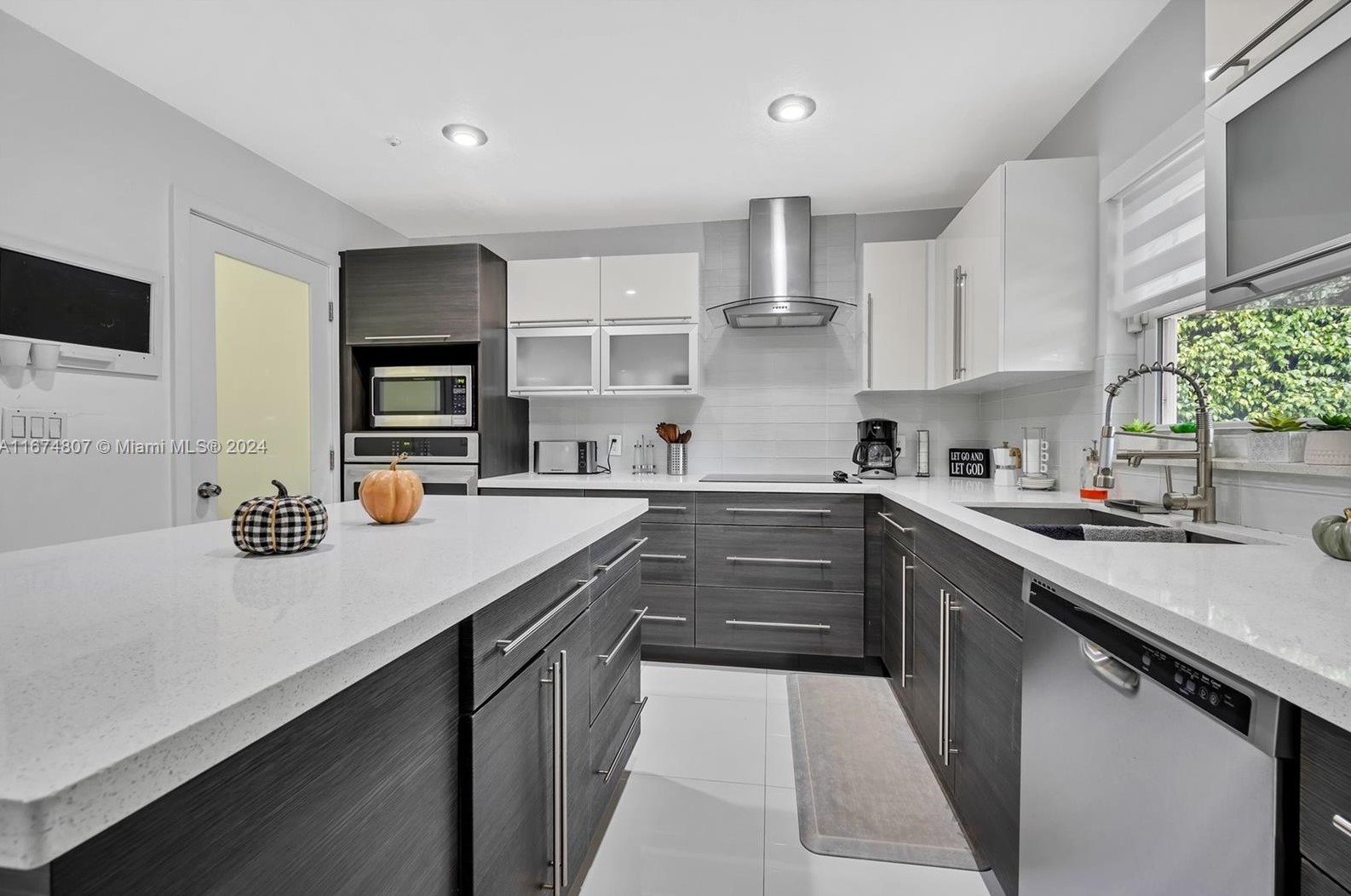 800 91 Ave, Hollywood FL  33024-6436 exterior