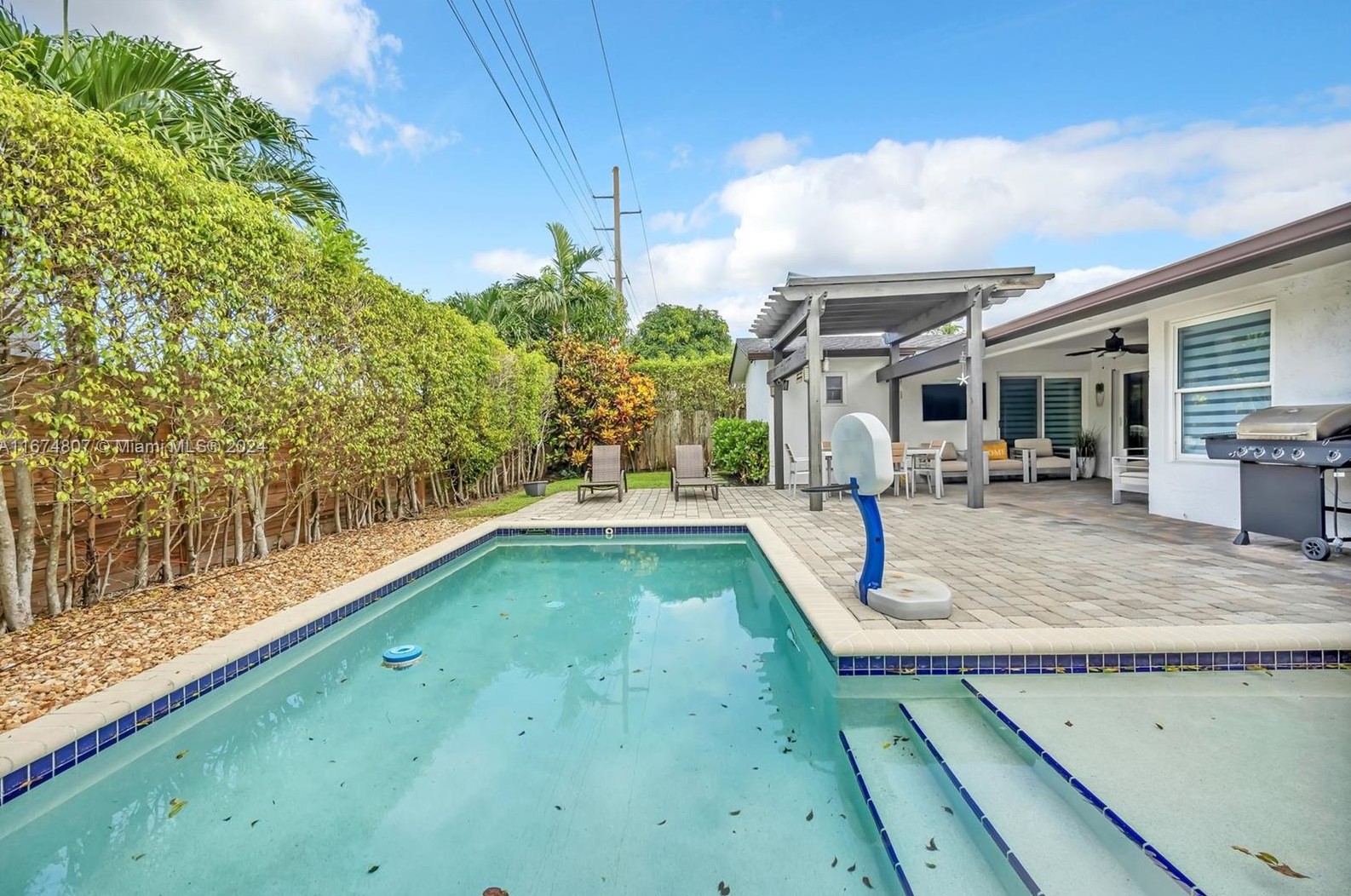 800 91 Ave, Hollywood FL  33024-6436 exterior