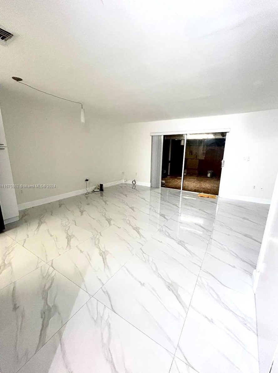 8173 8th St, Miami, FL 33126-2809