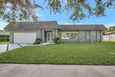 921 SW 74th Ter, Plantation, FL 33317 - Photo 1